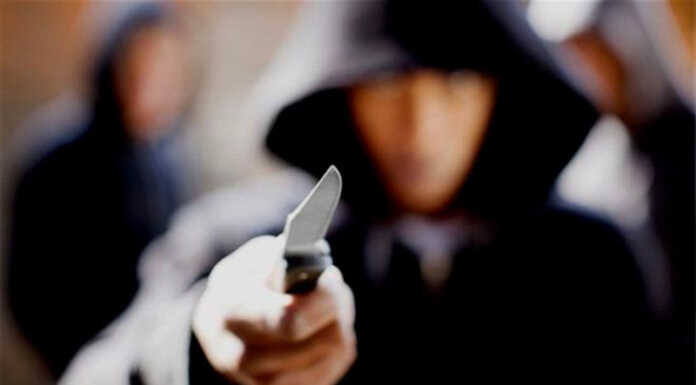 Gli puntano un coltello alla gola e gli rubano 20 euro, lecchese aggredito sul treno rapina lama coltello