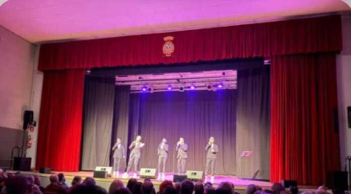 Applausi e emozioni per il concerto di Alti&Bassi al De Andrè di Mandello spettacolo mandello