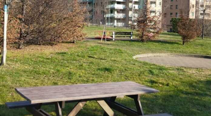 Rimesso a nuovo dai cantonieri il tavolo da picnic danneggiato dai vandali parco via martiri di nassirya
