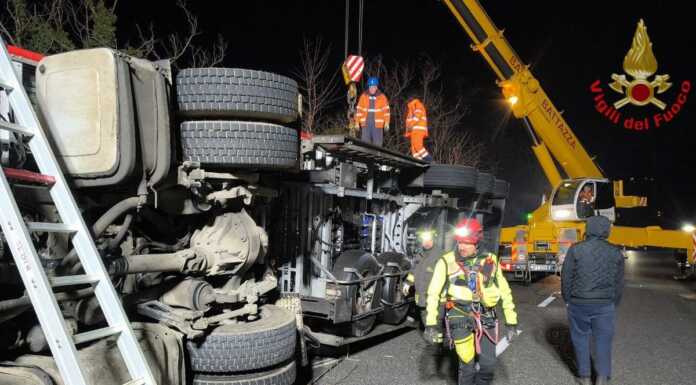 Incidente mortale in SS36, durante la notte recuperato il camion vigili_del_fuco_recupero_mezzo_pesante_ss36_20250114