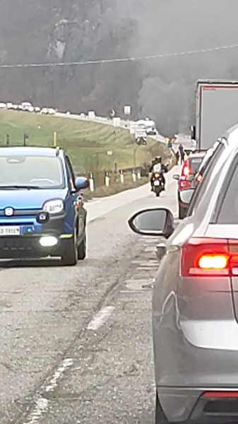 Auto in fiamme Balisio