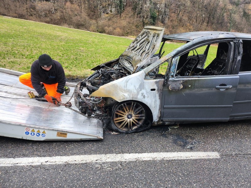 Auto in fiamme Balisio