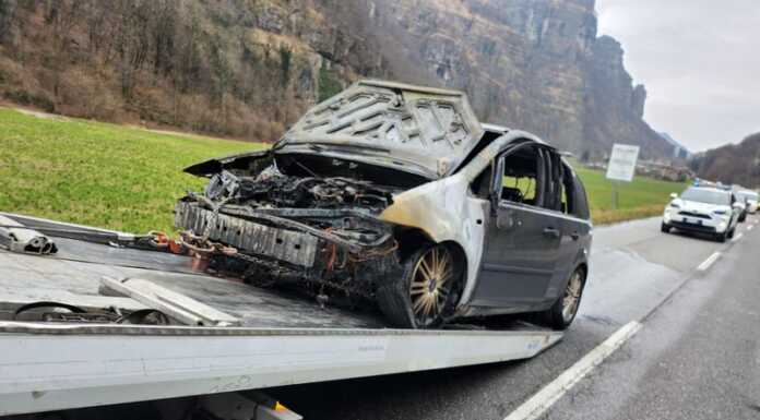Valsassina. Auto in fiamme a Balisio, traffico intenso Auto in fiamme Balisio
