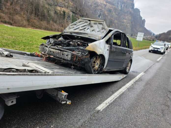 Auto in fiamme Balisio