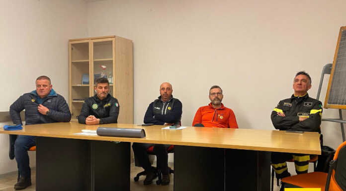 Intervento in Grignetta: il punto della situazione di Soccorso Alpino, VVF e GdF Da sinistra, Alessandro Spada capo stazione CNSAS Valsassina - Valvarrone, Alberto Speziali Brigadiere del SAGF della Guardia di Finanza di Sondrio, Massimo Mazzoleni capo stazione CNSAS di Lecco, Luca Vitali presidente del CNSAS lombardo e Alen Antonaccio Ispettore dei VVF di Lecco