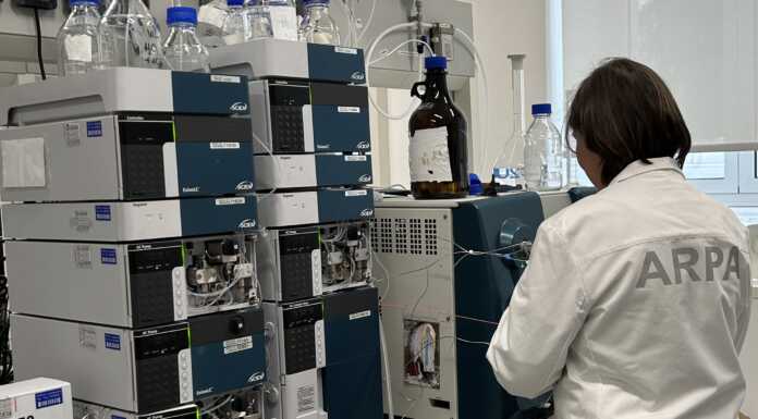 Arpa: “PFAS nelle acque lombarde: dati sotto controllo, ma serve attenzione” Arpa Lombardia laboratorio analisi
