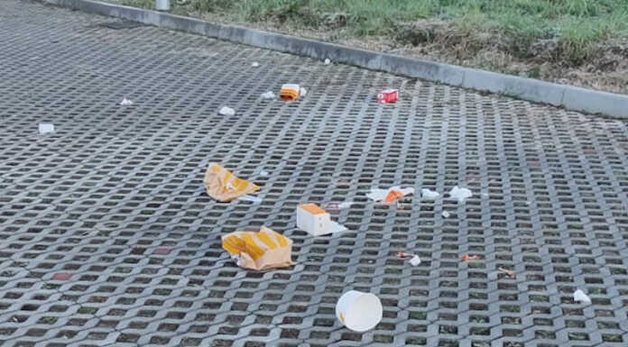 Merate: vetri rotti e rifiuti abbandonati nel nuovo parcheggio a Pagnano