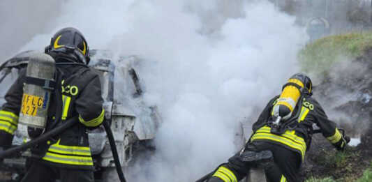Auto a fuoco sulla vecchia Lecco-Ballabio, intervento dei Vigili del Fuoco