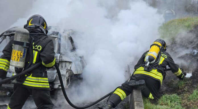 Auto a fuoco sulla vecchia Lecco-Ballabio, intervento dei Vigili del Fuoco