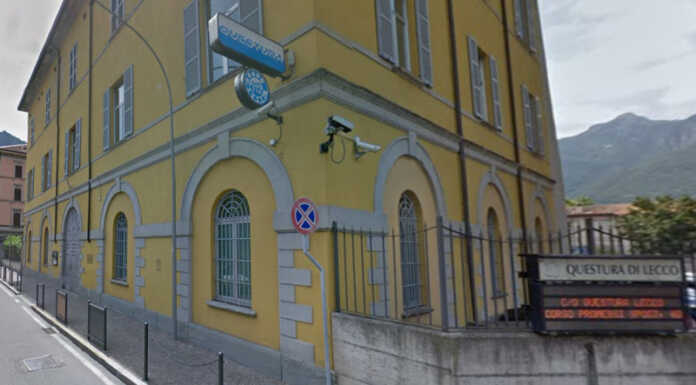 Soldi in cambio dei permessi di soggiorno, il poliziotto indagato davanti al giudice