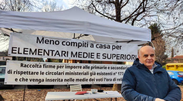 La battaglia di nonno Fulvio: “Meno compiti a casa”. Gazebo fuori dalle scuole