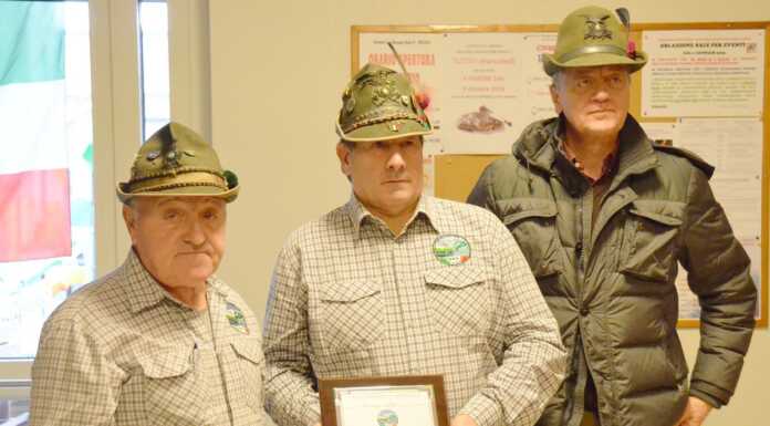 Calolzio. Gli Alpini premiano Fratel Fiorenzo Losa con la Targa della Solidarietà