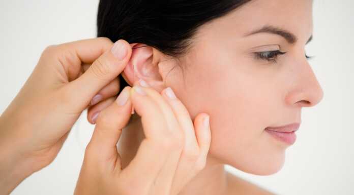 Auricoloterapia: come stimolare il benessere fisico ed emotivo attraverso l’orecchio audiologia ragazza