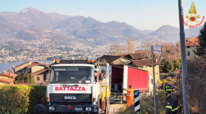 Galbiate. Autoarticolato sbaglia strada e si incastra in via 1° maggio camion incastrato galbiate