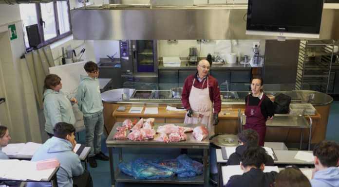 Cfpa Casargo. Studenti a lezione per imparare le tecniche della macelleria