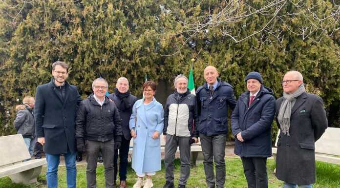 Castello, fuori dal cimitero inaugurate tre panchine per i pensionati
