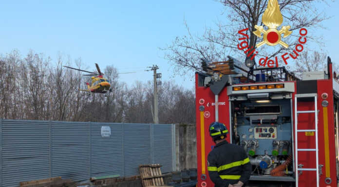 Rogeno. Mezzo da lavoro si ribalta, in due precipitano dal cestello. Grave 70enne