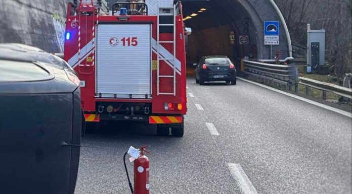 SS36. Auto ribaltata all’ingresso della galleria Scoglio, code verso Milano