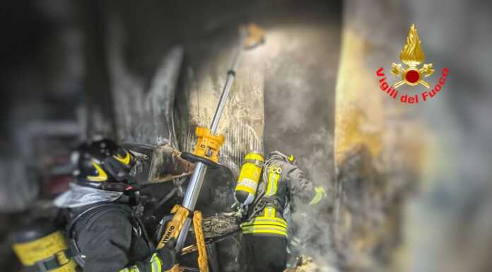 Sirone, incendio in un capannone industriale. L’intervento dei Vigili del fuoco