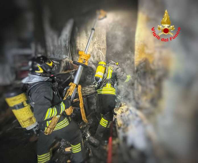 incendio capannone Sirone_23 02 2025 (2)