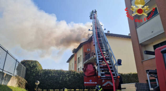 In fiamme il tetto di una palazzina a Ronco Briantino, intervento dei Vigili del Fuoco