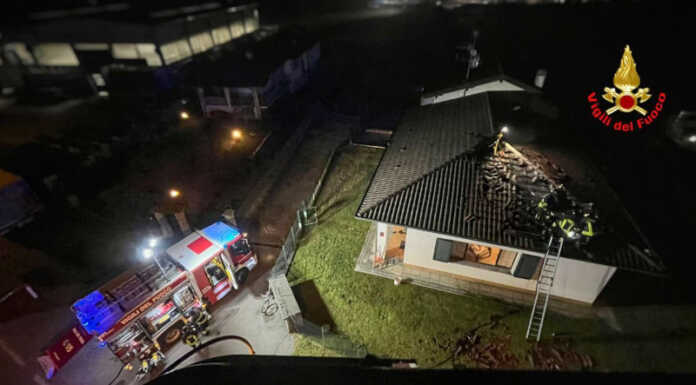 Due tetti in fiamme, Vigili del Fuoco impegnati a Calolzio e Molteno