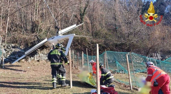 Ultraleggero precipita a Cino, salvi i due passeggeri