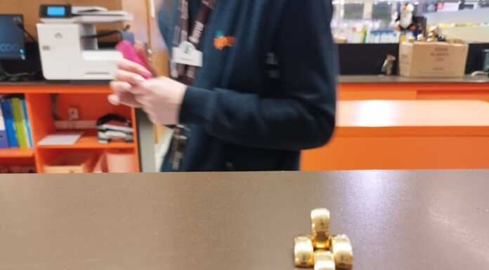 Perde un orecchino al supermercato ma lo ritrova grazie ad un passante: “Grazie di cuore” orecchino iperal