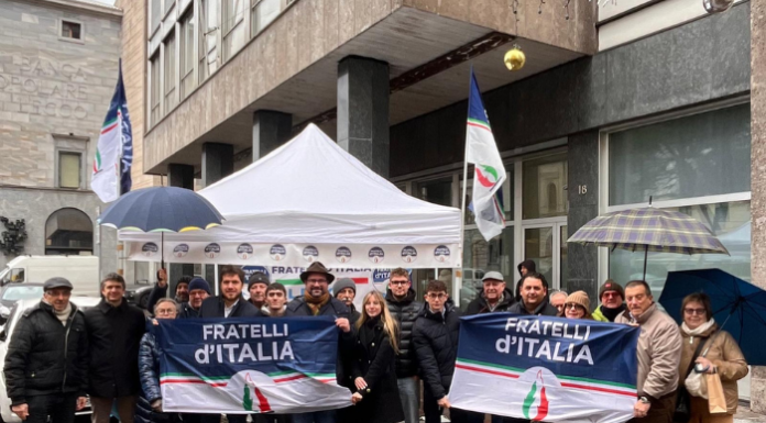 Lecco, Fratelli d’Italia: tantissimi i presenti al gazebo raccolta firme a sostegno delle Forze dell’Ordine