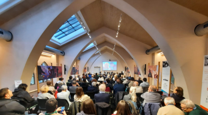 Officina Badoni. Sala gremita per l’avvio della mostra “Da solo non basto”
