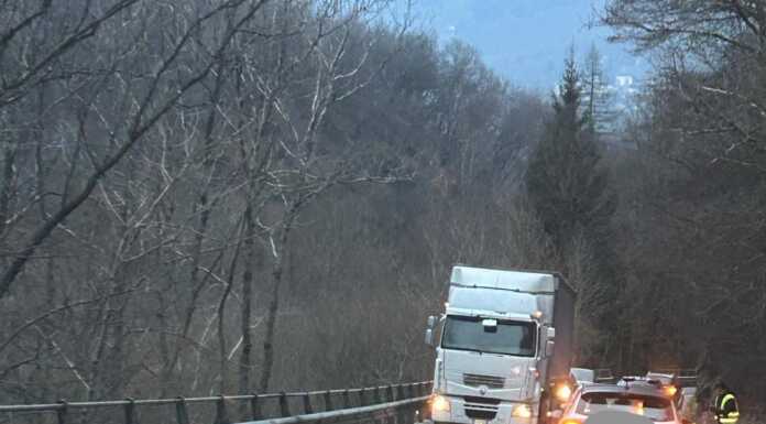 Camion fermo lungo la provinciale 62 tra Pasturo e Balisio