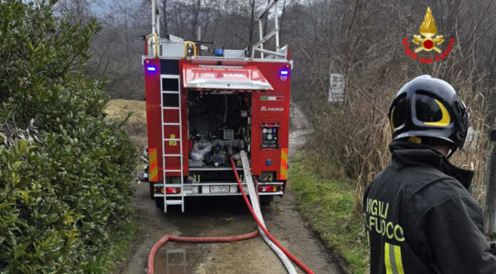 Incendio in un capannone a Colle Brianza, intervento dei Vigili del Fuoco