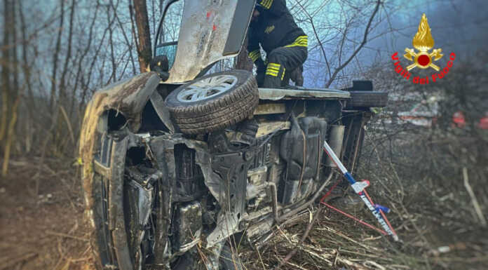 Primaluna. Pulmino si ribalta sulla provinciale, a bordo diversi bambini Primaluna ribaltamento pulmino Vigili del Fuoco