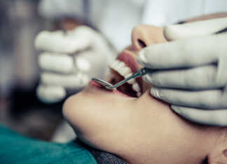 Allineatori trasparenti e odontoplastica: un binomio vincente Dentists treat patients' teeth.