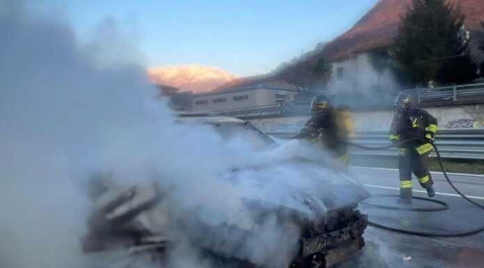 Paura a Valmadrera per un’auto in fiamme in via Como, VVF in posto