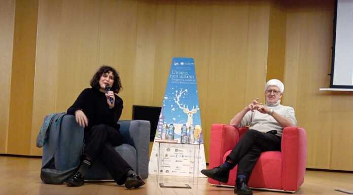 Invecchiare con ironia insieme a Beppe Severgnini: pienone per l’incontro di Leggermente Leggermente Beppe Severgnini