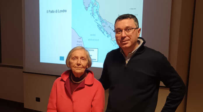 Bosisio Parini. Foibe, esodo e memoria: la “lezione” di Anna Maria Crasti Anna Maria Crasti e l'assessore Gabriele Beccalli