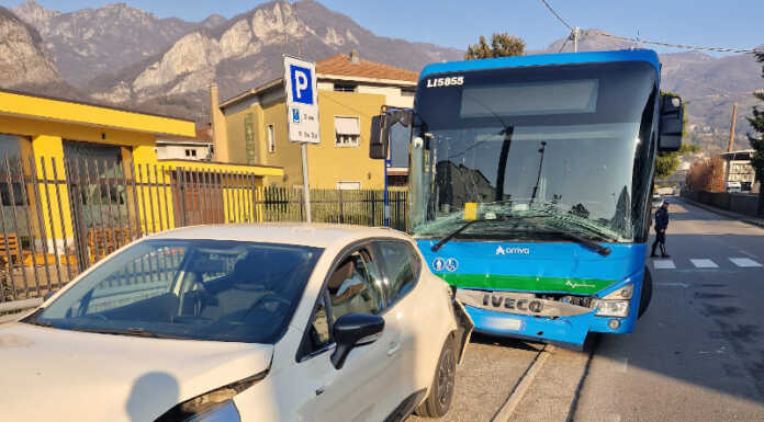 Calolzio, tamponamento a catena tra bus e due auto