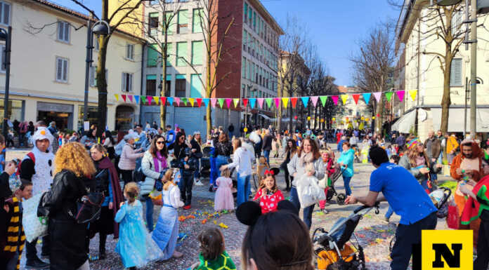 Il Carnevale riempie il centro di Merate tra maschere, allegria e divertimento