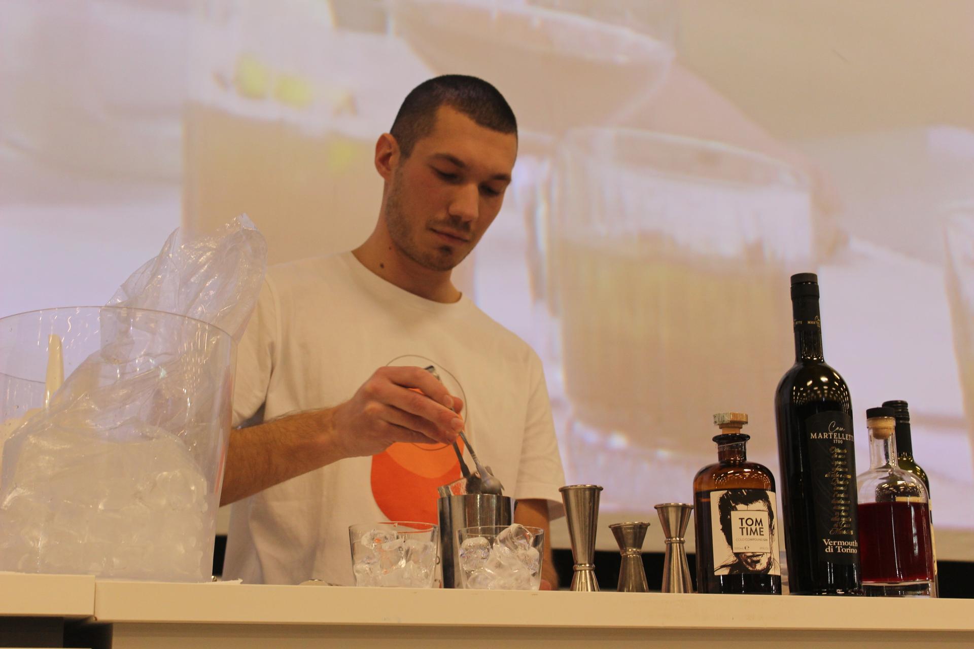 Nicolas Reatti de Lo Scalo di Cremia premiato per il miglior Negroni del Lago di Como