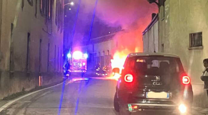 Auto in fiamme a Laorca sulla vecchia Lecco – Ballabio (video) Laorca auto in fiamme
