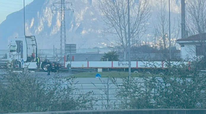 Camion bloccato alla rotonda di Chiuso, viabilità in tilt