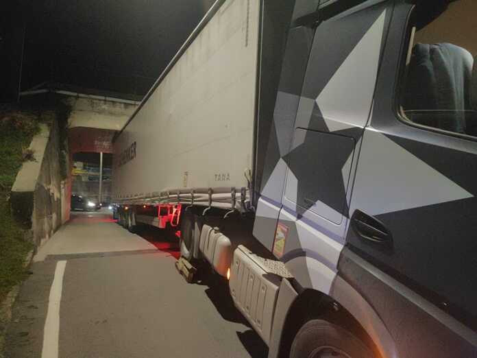 camion incastrato Lierna 2