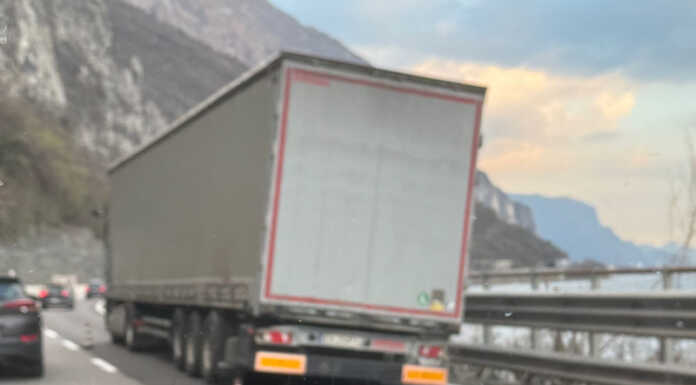 Camion in panne lungo la SS36 all’altezza di Abbadia Lariana direzione Lecco camion panne ss36
