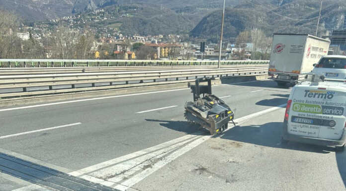SS36. Camion perde carico all’altezza della rampa di accesso di Pescate in direzione Sondrio Camion perdita carico Pescate