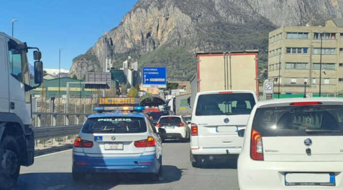 Mezzo pesante in panne sul Terzo Ponte, code in direzione Valtellina