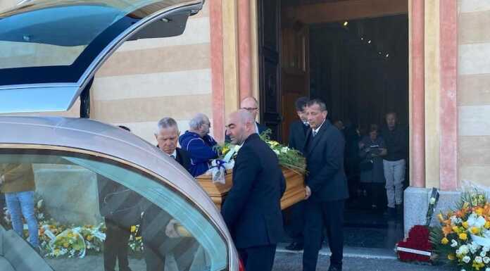 In tantissimi a Colico per l’addio a Mattia: “La tua risata riecheggerà nei cieli”