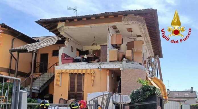 Esplosione a Villanterio: sventrata villetta, persona estratta dalle macerie