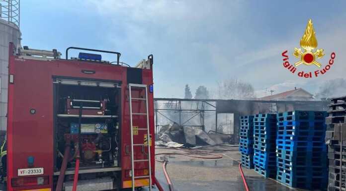 Incendio allo stabilimento Perfetti a Lainate, in posto i Vigili del Fuoco