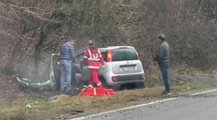Auto fuori strada tra Pasturo e Balisio lungo la SP62 incidente pasturo